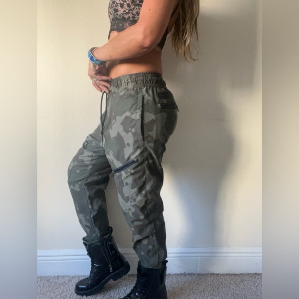 Under Armour Menβs Camo Cargo Jogger PantsππSmall ππ - Picture 3 of 12